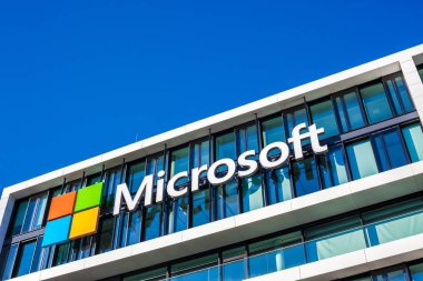 München, Almanya - 26 Aralık 2018: Münih, Almanya'da bulunan şirket ofis binası, Microsoft logosu