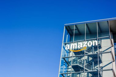 München, Almanya - 26 Aralık 2018: Münih, Almanya'da bulunan şirket ofis binası, Amazon logosu