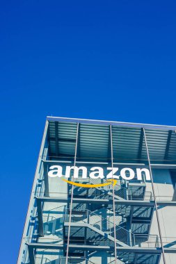 München, Almanya - 26 Aralık 2018: Münih, Almanya'da bulunan şirket ofis binası, Amazon logosu