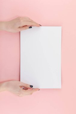 Yaratıcı düz üstten görünüm kadın el Siyah manikür boş A4 kağıt sayfa sahte ile pastel bin yıllık pembe Kağıt arka plan kopya alanı üzerinde yığmak. En az kavramı şablonu için bloglama yazı metin yazma