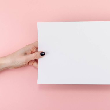 Yaratıcı düz üstten görünüm kadın el Siyah manikür boş A4 kağıt sayfa sahte ile pastel bin yıllık pembe Kağıt arka plan kopya alanı üzerinde yığmak. En az kavramı şablonu için bloglama yazı metin yazma