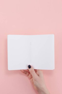 Yaratıcı düz bir bakış açısı olan kadın siyah manikürü boş defterle uzatıyordu. Milenyum Pembe Kağıt Fotokopi Alanı 'nda taklit ediliyordu. Metin harf blogları için asgari yazma konsept şablonu