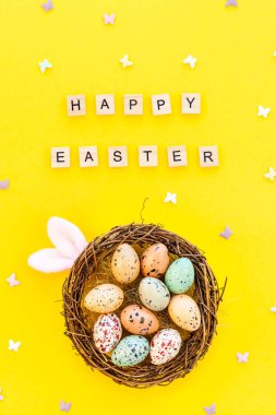 Yaratıcı üst kalın sarı Kağıt arka plan kopya alanı şablonu paskalya gün mevsimlik az kavramı deseni üzerinde düz yatıyordu tatil kompozisyon Paskalya bunny kulaklar yumurta metin mesajı görüntülemek