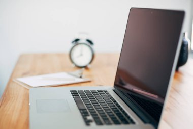 Rahat çalışma yerde ahşap masa ve modern dizüstü üzerinde döşeme ev ofis. Serbest çalışma kavramı