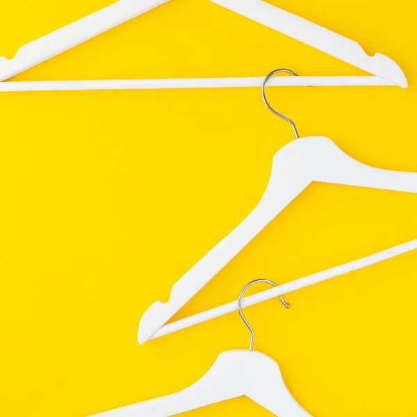 크리에이 스타일으로 옷걸이 노란색 블로그 미디어 디자인 — 스톡 사진