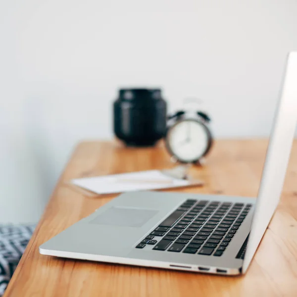 Bekväm Arbetsplats Hemmakontor Med Träbord Och Modern Laptop Handpåläggning Det — Stockfoto