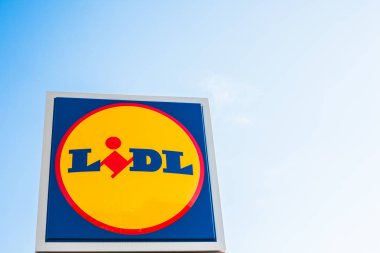 Sagunto, İspanya - 08 Şubat 2019: Lidl süpermarket zinciri marka logosu Sagunto alışveriş alanında, İspanya bulunan kendi binasında. Açık parlak mavi gökyüzü