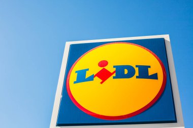 Sagunto, İspanya - 08 Şubat 2019: Lidl süpermarket zinciri marka logosu Sagunto alışveriş alanında, İspanya bulunan kendi binasında. Açık parlak mavi gökyüzü