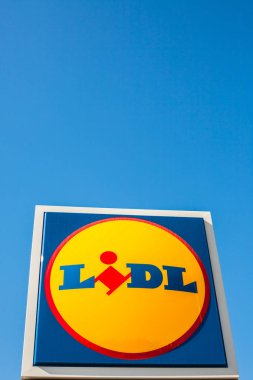 Sagunto, İspanya - 08 Şubat 2019: Lidl süpermarket zinciri marka logosu Sagunto alışveriş alanında, İspanya bulunan kendi binasında. Açık parlak mavi gökyüzü