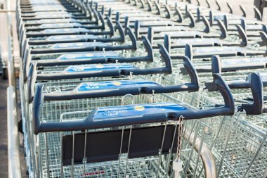 Sagunto, İspanya - 08 Şubat 2019: alışveriş sepetlerini Lidl süpermarkette çizgi. Lidl Alman küresel indirim süpermarket zinciri olsun
