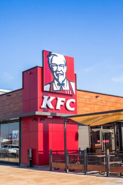 Sagunto, İspanya - 08 Şubat 2019: Kfc kızarmış tavuk fast food Restoran logo Sagunto alışveriş alanında, İspanya bulunan kendi binasında. Açık parlak mavi gökyüzü