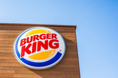 Sagunto, İspanya - 08 Şubat 2019: Burger King fast food Restoran logo Sagunto alışveriş alanında, İspanya bulunan kendi binasında. Açık parlak mavi gökyüzü