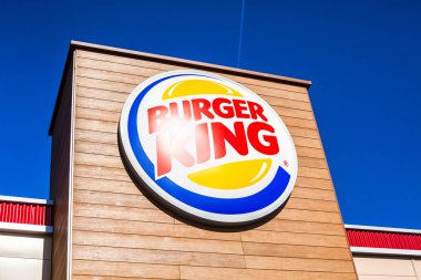 Sagunto, İspanya - 08 Şubat 2019: Burger King fast food Restoran logo Sagunto alışveriş alanında, İspanya bulunan kendi binasında. Açık parlak mavi gökyüzü