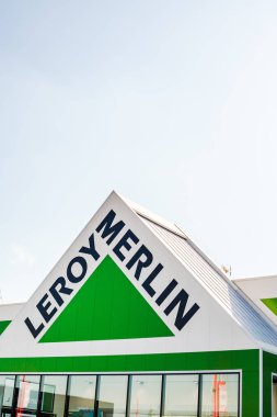Sagunto, İspanya - 08 Şubat 2019: Leroy Merlin mağaza zinciri marka logosu Sagunto alışveriş alanında, İspanya bulunan kendi binasında. Leroy Merlin bir Fransız ev geliştirme ve Bahçe perakendeci olduğunu