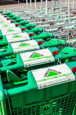 Sagunto, İspanya - 08 Şubat 2019: Leroy Merlin deposu, Fransız ev geliştirme ve Bahçe perakendeci içinde alışveriş sepetlerini satýr