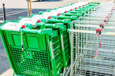 Sagunto, İspanya - 08 Şubat 2019: Leroy Merlin deposu, Fransız ev geliştirme ve Bahçe perakendeci içinde alışveriş sepetlerini satýr