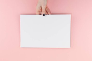 Yaratıcı düz üstten görünüm kadın el Siyah manikür boş A4 kağıt sayfa sahte ile pastel bin yıllık pembe Kağıt arka plan kopya alanı üzerinde yığmak. En az kavramı şablonu için bloglama yazı metin yazma