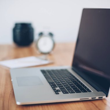 Rahat çalışma yerde ahşap masa ve modern dizüstü üzerinde döşeme ev ofis. Serbest iş kare kavramı