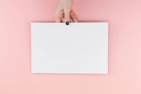 Kreative Flache Lageoberseite Von Frauenhänden Schwarze Maniküre Mit Leeren Papierseiten — Stockfoto