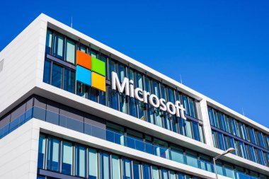 München, Almanya - 26 Aralık 2018: Münih, Almanya'da bulunan şirket ofis binası, Microsoft logosu