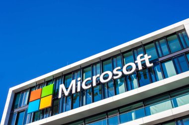 München, Almanya - 26 Aralık 2018: Münih, Almanya'da bulunan şirket ofis binası, Microsoft logosu