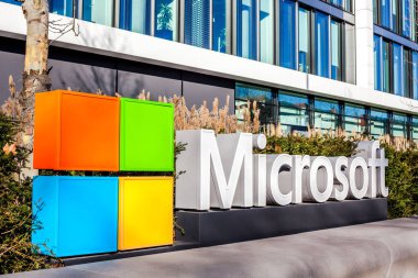 München, Almanya - 26 Aralık 2018: Münih, Almanya'da bulunan şirket ofis binası, Microsoft logosu