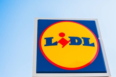Sagunto, İspanya - 08 Şubat 2019: Lidl süpermarket zinciri marka logosu Sagunto alışveriş alanında, İspanya bulunan kendi binasında. Açık parlak mavi gökyüzü