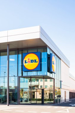 Sagunto, İspanya - 08 Şubat 2019: Lidl süpermarket zinciri marka logosu Sagunto alışveriş alanında, İspanya bulunan kendi binasında. Açık parlak mavi gökyüzü
