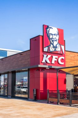 Sagunto, İspanya - 08 Şubat 2019: Kfc kızarmış tavuk fast food Restoran logo Sagunto alışveriş alanında, İspanya bulunan kendi binasında. Açık parlak mavi gökyüzü