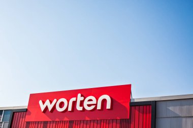 Sagunto, İspanya - 08 Şubat 2019: Worten mağaza ev elektroniği perakende zinciri marka logosunun Sagunto alışveriş alanında, İspanya bulunan kendi binasında. Açık mavi gökyüzü arka plan