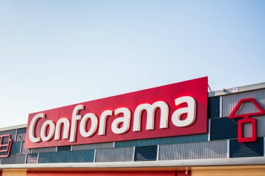 Sagunto, İspanya - 08 Şubat 2019: Conforama mağaza ev mobilyası perakende zinciri marka logosunun Sagunto alışveriş alanında, İspanya bulunan kendi binasında. Açık mavi gökyüzü arka plan