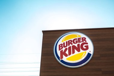 Sagunto, İspanya - 08 Şubat 2019: Burger King fast food Restoran logo Sagunto alışveriş alanında, İspanya bulunan kendi binasında. Açık parlak mavi gökyüzü