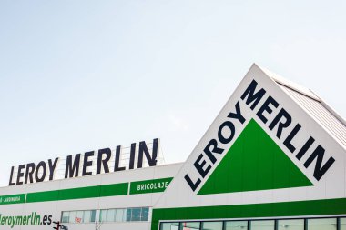 Sagunto, İspanya - 08 Şubat 2019: Leroy Merlin mağaza zinciri marka logosu Sagunto alışveriş alanında, İspanya bulunan kendi binasında. Leroy Merlin bir Fransız ev geliştirme ve Bahçe perakendeci olduğunu