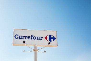 Orihuela, İspanya - 19 Şubat 2019: Carrefour süpermarket zinciri marka logosu Orihuela alışveriş alanında, İspanya bulunan kendi binasında. Açık parlak mavi gökyüzü