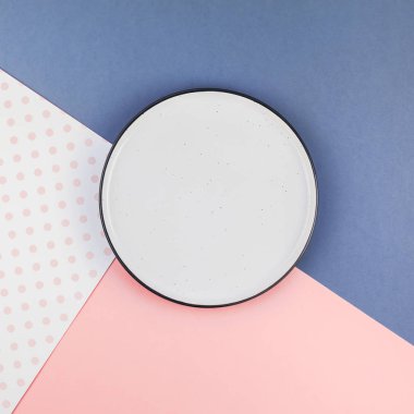 Yaratıcı düz yeşil tropikal palmiye yaprak üstten görünüm boş plaka ile bin yıllık pembe Kağıt arka plan kopya yer sahte yatıyordu. En az tropikal palmiye yaprağı bitki yaz şablon metin veya tasarım için