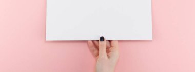 Yaratıcı düz üstten görünüm kadın el Siyah manikür boş A4 kağıt sayfa sahte ile pastel bin yıllık pembe Kağıt arka plan kopya alanı üzerinde yığmak. En az kavramı şablonu için bloglama yazı metin yazma