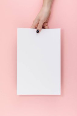 Yaratıcı düz üstten görünüm kadın el Siyah manikür boş A4 kağıt sayfa sahte ile pastel bin yıllık pembe Kağıt arka plan kopya alanı üzerinde yığmak. En az kavramı şablonu için bloglama yazı metin yazma