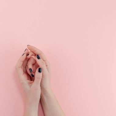 Şık şık kadın siyah manikür. Bin yıllık pastel pembe güzel genç kadının ellerinde. Güzellik ve Spa kavramı. Kadınsı blog sosyal medya için kare şablon