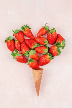 Yaratıcı Sevgililer günü romantik kavramı kompozisyon düz üstten görünüm aşk tatil kutlama kırmızı kalp çilek gözleme koni pembe arka plan kopya alanı şablonu tebrik kartı sosyal medya Bloglar yatıyordu.