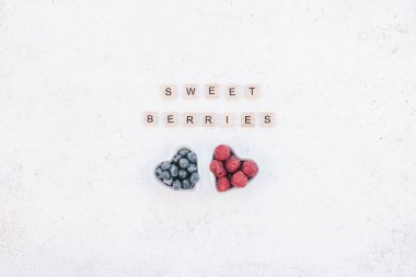 Üstten görünüm aşk tatil kutlama kırmızı kalp ahududu yaban mersini tablo arka plan kopya alanı şablonu tebrik kartı metin sosyal medya Bloglar yaratıcı Sevgililer günü romantik kavramı kompozisyon düz yatıyordu