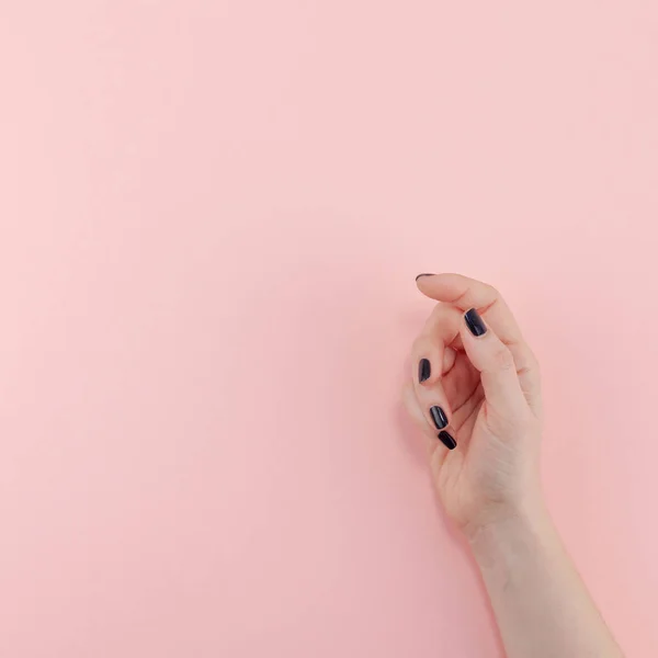 Elegante Manicura Femenina Moda Negra Hermosas Manos Mujer Joven Sobre — Foto de Stock