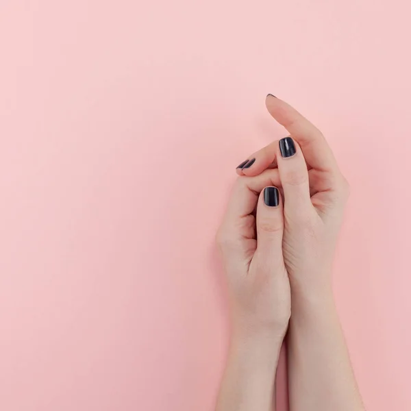 Elegante Manicura Femenina Moda Negra Hermosas Manos Mujer Joven Sobre — Foto de Stock