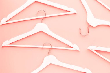 Yaratıcı en iyi görünüm düz ahşap askı yatıyordu yıl 2019 arka plan kopya alan minimalizm tarzı mercan rengi yaşayan tonda. Şablon moda blog sosyal medya satış mağaza promosyon tasarım alışveriş konsepti
