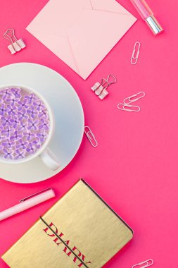 Yaratıcı en iyi görünüm düz parlak pembe renk Kağıt arka plan en az stili üzerinde kopya alanı tasarım ofis malzemeleri tarz çalışma masası ve çay yatırın. Kadınsı blog sosyal medya için şablon