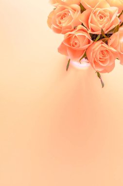 Yaratıcı en iyi görünüm düz taze mercan pembe gül buketi kopya alanı pastel Kağıt arka plan minimalizm tarzı ile yatıyordu. Düğün davetiye kartı şablonu kadınsı blog sosyal medya tatil