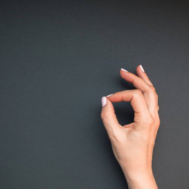 Şık şık kadın pastel pembe manikür. Güzel genç kadının siyah arka plan üzerine eller. Güzellik ve Spa kavramı. Kadınsı blog sosyal medya için şablon