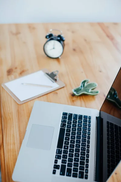 Bekväm Arbetsplats Hemmakontor Med Träbord Och Modern Laptop Handpåläggning Det — Stockfoto