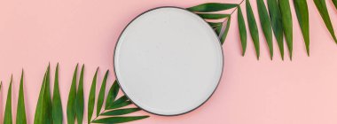 Boş levha mockup ile yeşil tropikal yaprak