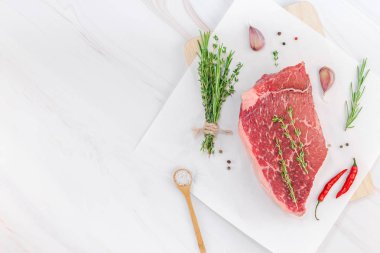 Taze sığır filetosu pişirme malzemelerle
