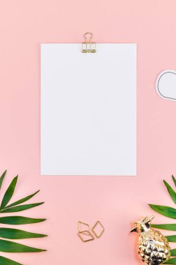 Klibi kurulu yeşil tropikal yaprakları ile alay etmek yukarıya